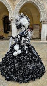 carnaval   la robe noire